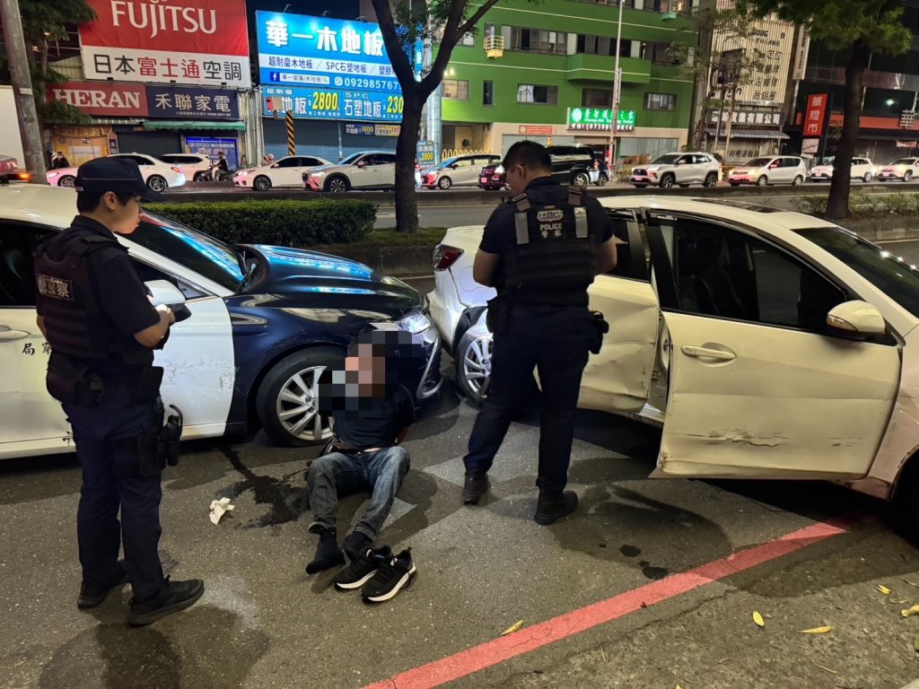 快訊／高雄警匪追逐！男連撞4車釀3傷　車內搜出安非他命