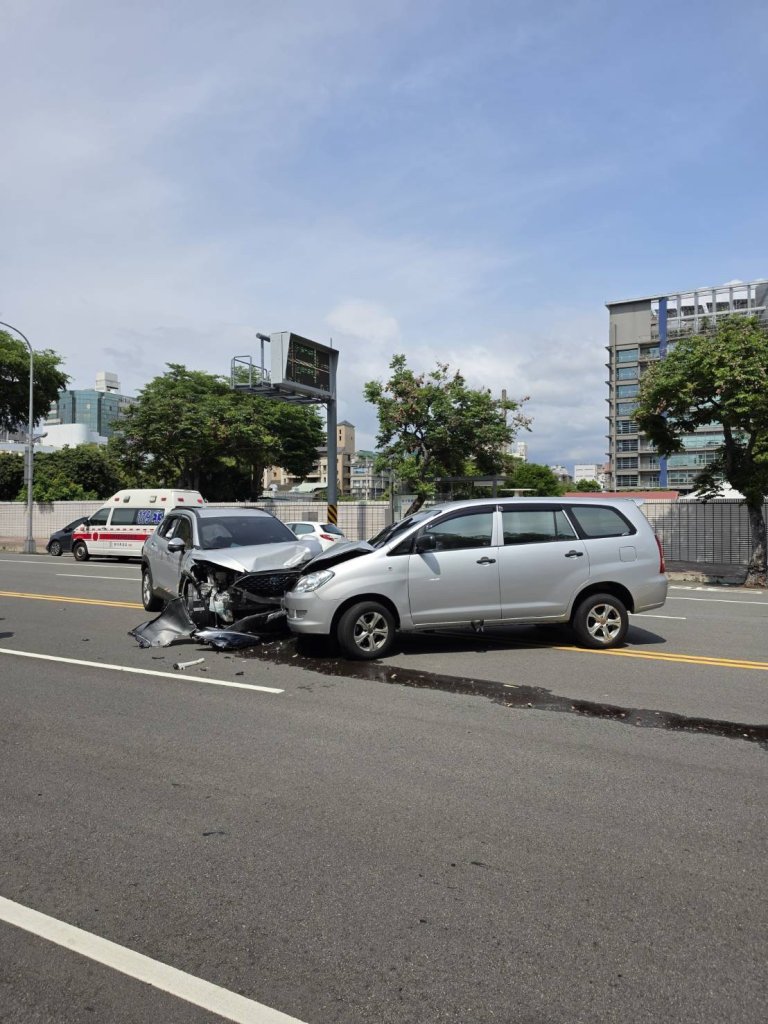 台中兩車相撞6人送醫！　36歲孕婦腹部疼痛