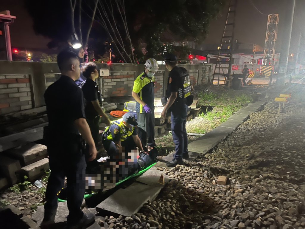 臺鐵新豐鄉平交道事故！　自強號撞擊步行闖入男子致左小腿開放性骨折