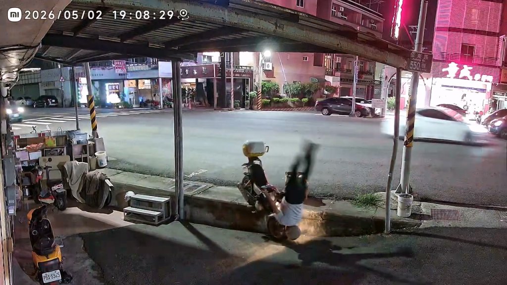 影／台南阿伯出事了！騎車誤摔高低差「空中前空翻」重摔落地　網友驚：差點折到脖子