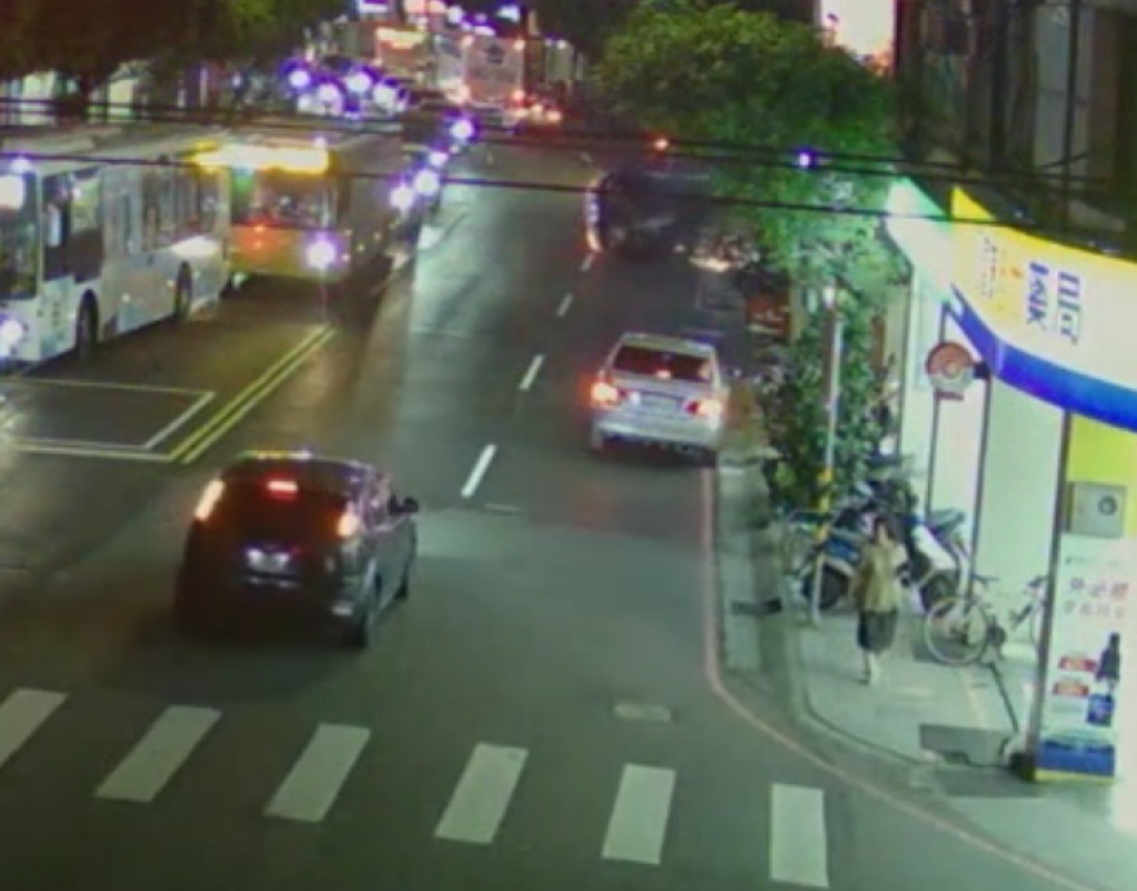 毒駕肇事！永和保時捷撞變電箱翻車　駕駛落跑隔日到案送辦