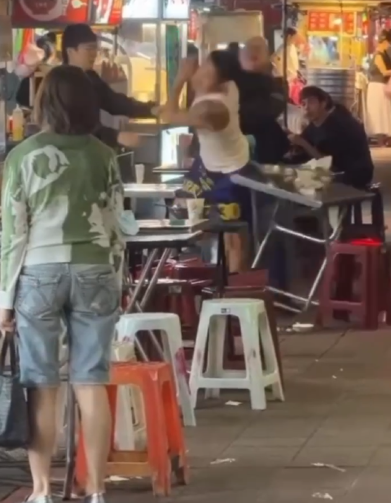 搶位引爆衝突！台北市雙城街夜市兩男頭槌揮拳格鬥　正妹勸架被推倒