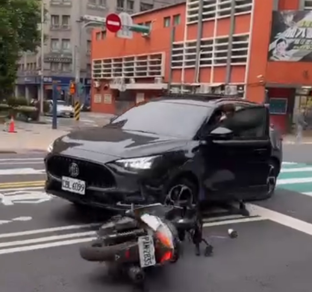 基隆休旅車撞倒機車繼續前進再撞3車！　車內搜出4顆喪屍菸彈
