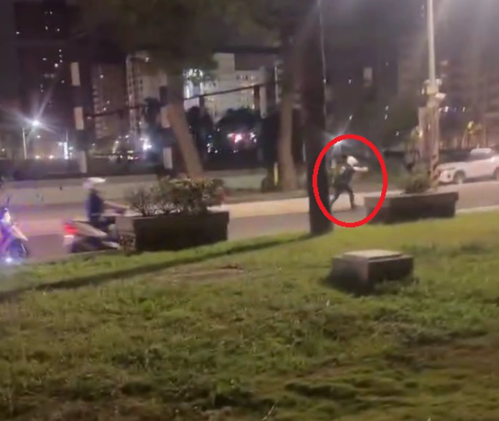 高雄傳槍響！自小客車拒檢企圖衝撞警開5槍　嫌犯駕車自撞緣石落網
