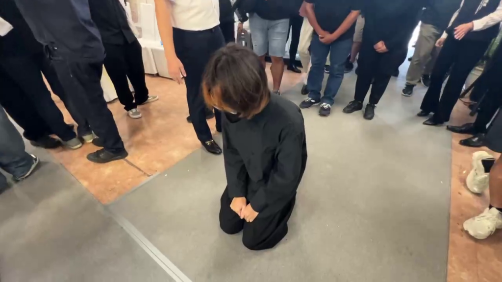 快訊／女大生下跪了！進女警靈堂下跪捻香　鄭詠心家屬點頭放行