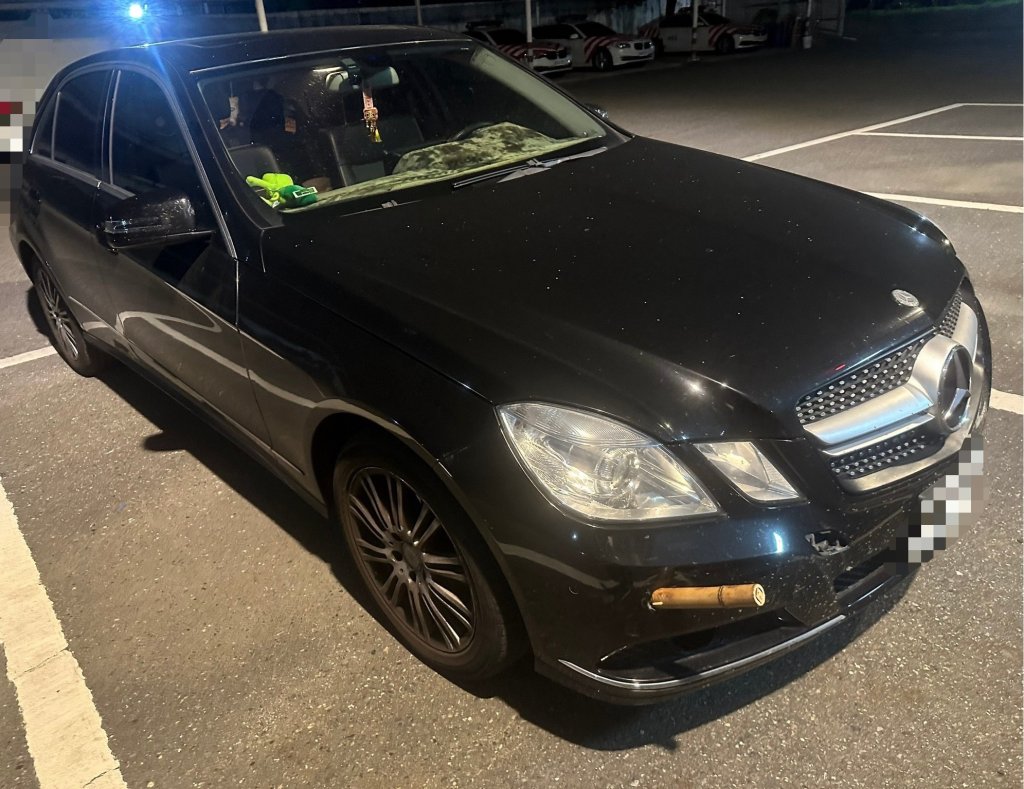 國道貨車載運木桌掉落路面　一根木棍插進後方賓士進氣口