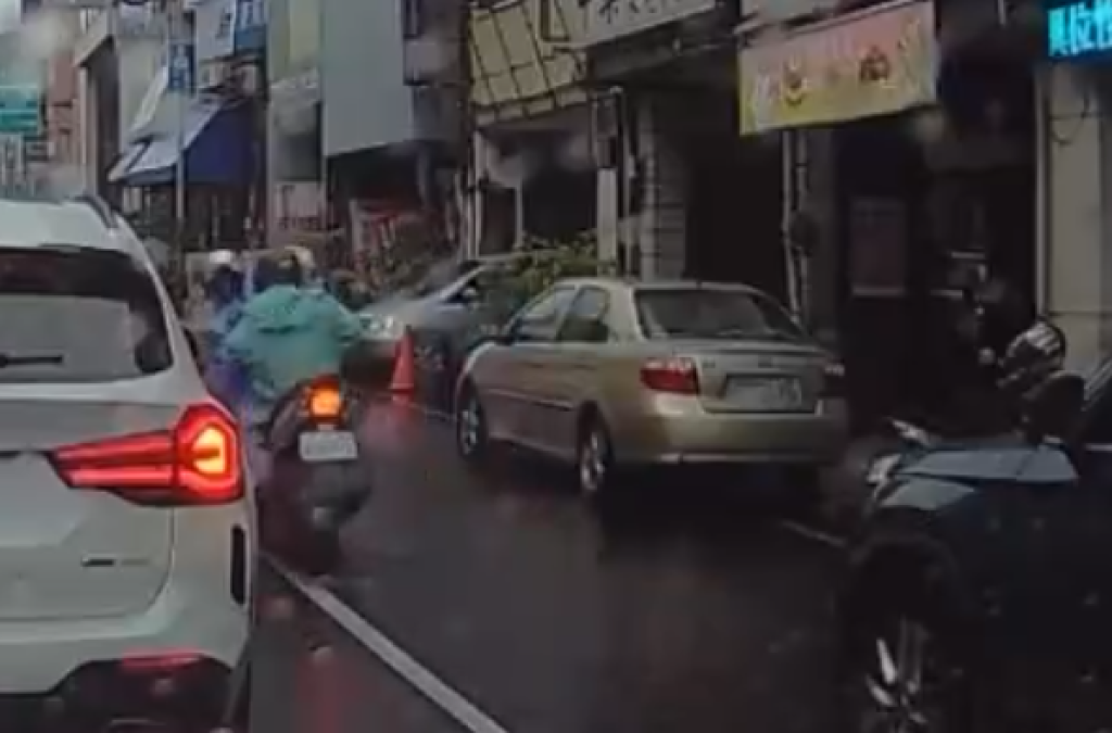 豐原左切與直行機車相撞　網批：兩個三寶一起擊落