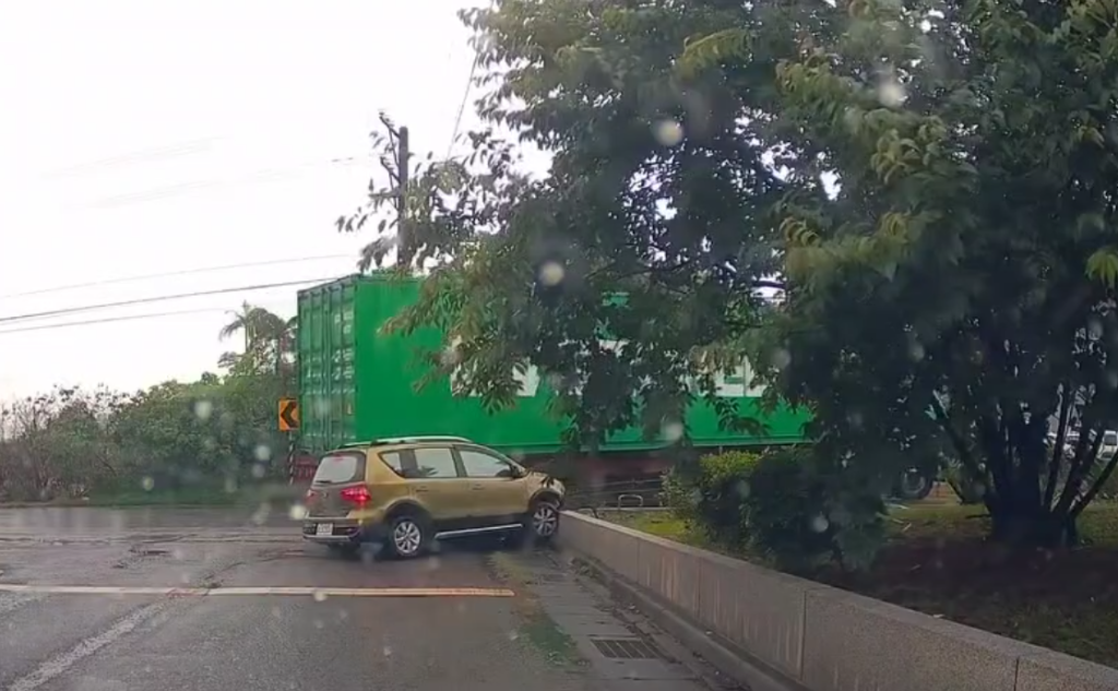 路口轉彎肇事！　貨櫃車自小客車相撞