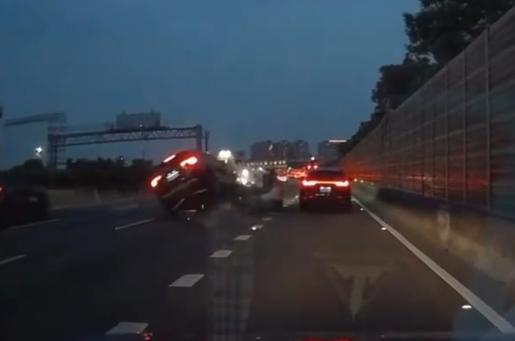 撞擊畫面曝光！ 　國道大灣交流道自小客車左切變換車道遭追撞