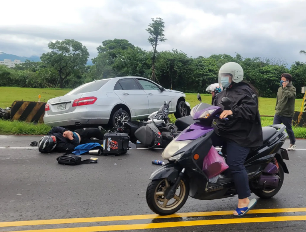 樹林重大車禍！　賓士車撞8車釀6人受傷送醫