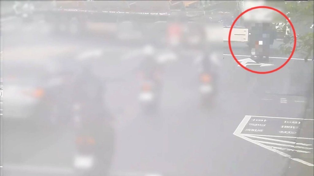 南港死亡車禍！　機車遭聯結車撞擊騎士當場喪命