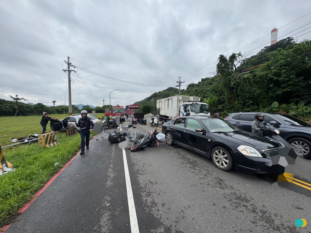 毒駕分心撿手機釀禍！　鶯歌館前路賓士車撞8車釀6人受傷