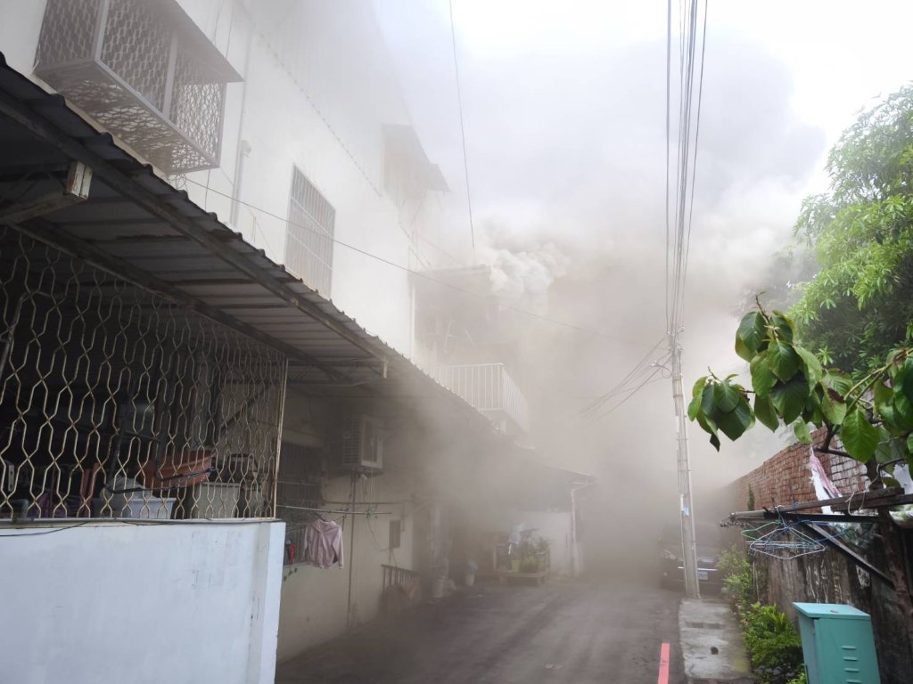 濃煙瀰漫住戶急逃生！台中連棟透天厝失火延燒5戶　疑以除溼機釀災