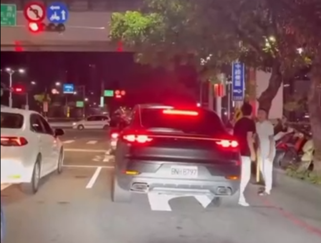 台中行車糾紛爆肢體衝突！ 持球棒扭打互嗆