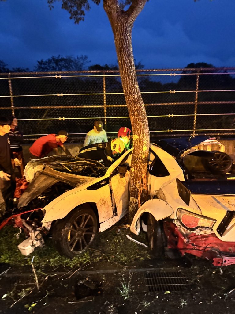 車體凹陷變形！　花蓮轎車自撞路樹駕駛命危