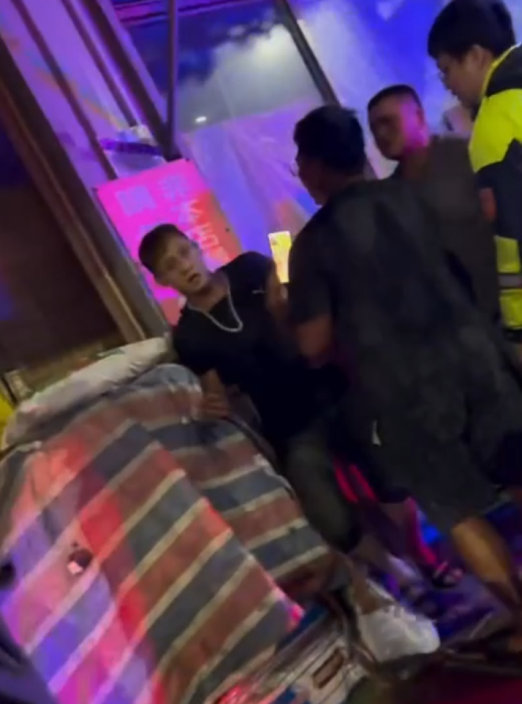 台中大雅酒後衝突！　男子蹲路邊遭同事環抱撲倒引發口角拉扯