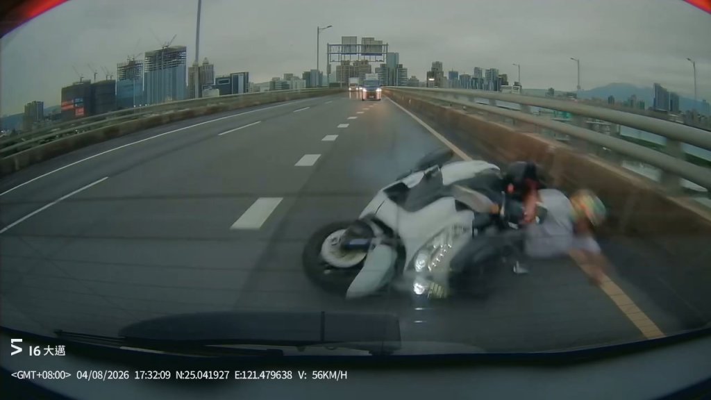 影／滑手機沒注意？騎士急煞犁田滑行追撞前車　遭撞駕駛怒PO監視器影片
