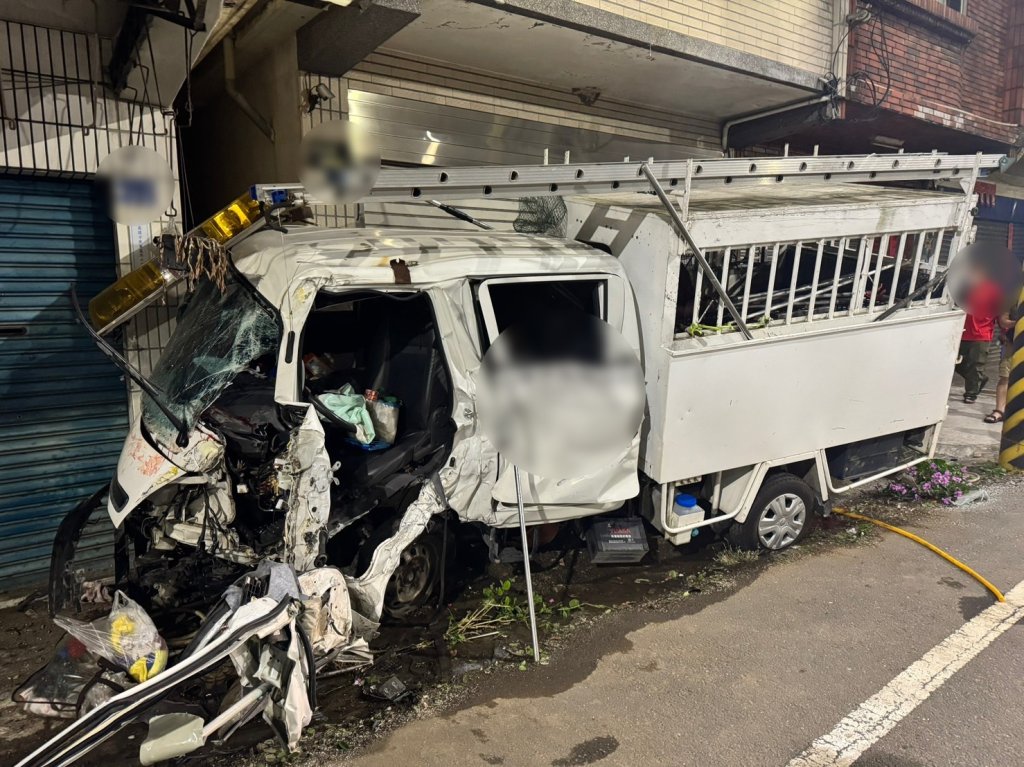 快訊／高雄動保處公務車撞進民宅！駕駛卡車內脫困　酒測值高達1.17