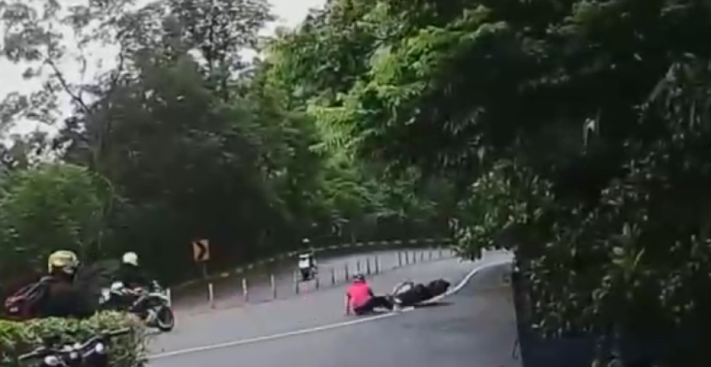 山道猴自摔！　網友：上北宜就是為了看這場面