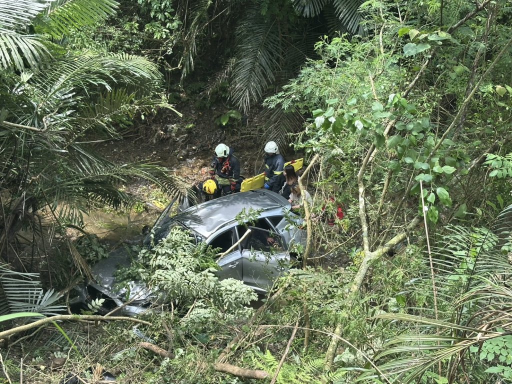 苗栗造橋鄉自小客車墜落4米溪谷！　4人受傷送醫