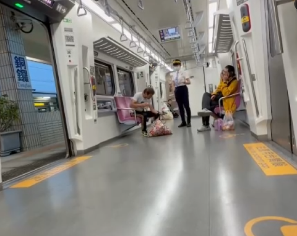 台鐵奧客！　車廂內手機開擴音還喝酒 