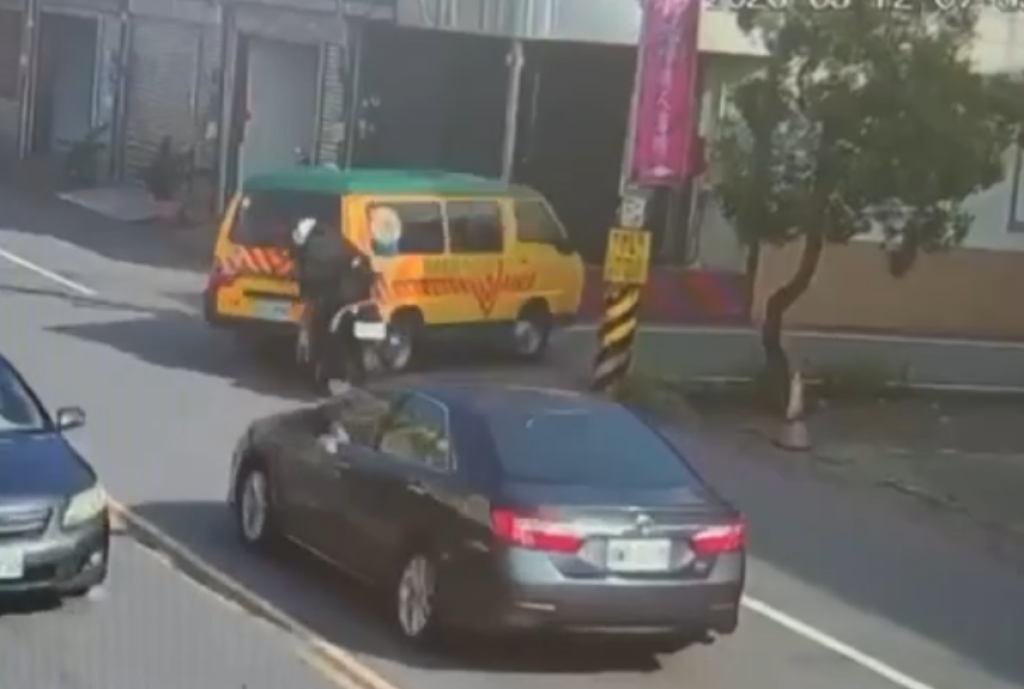 撞擊畫面曝光！苗栗苑裡機車追撞娃娃車　騎士多處擦挫傷