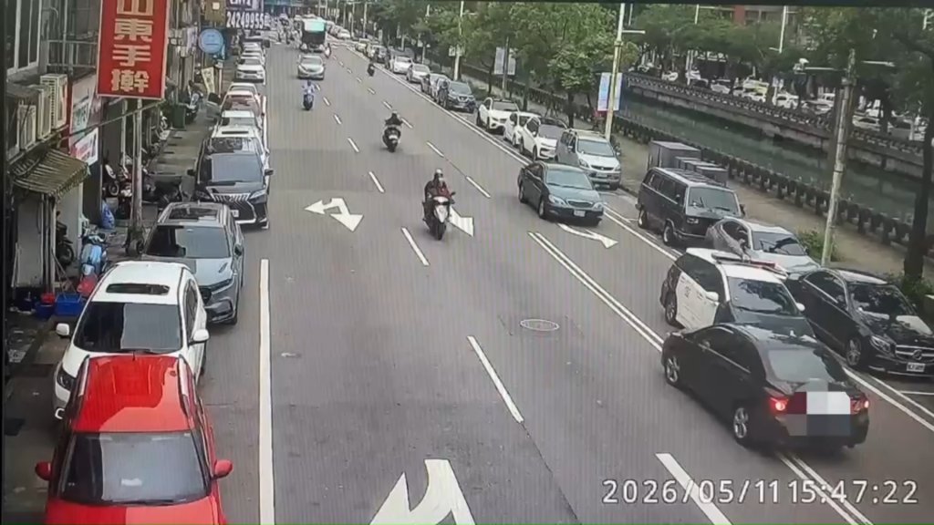 影／逆向闖3線道對撞警車　基隆毒蟲下車自掏毒物就逮