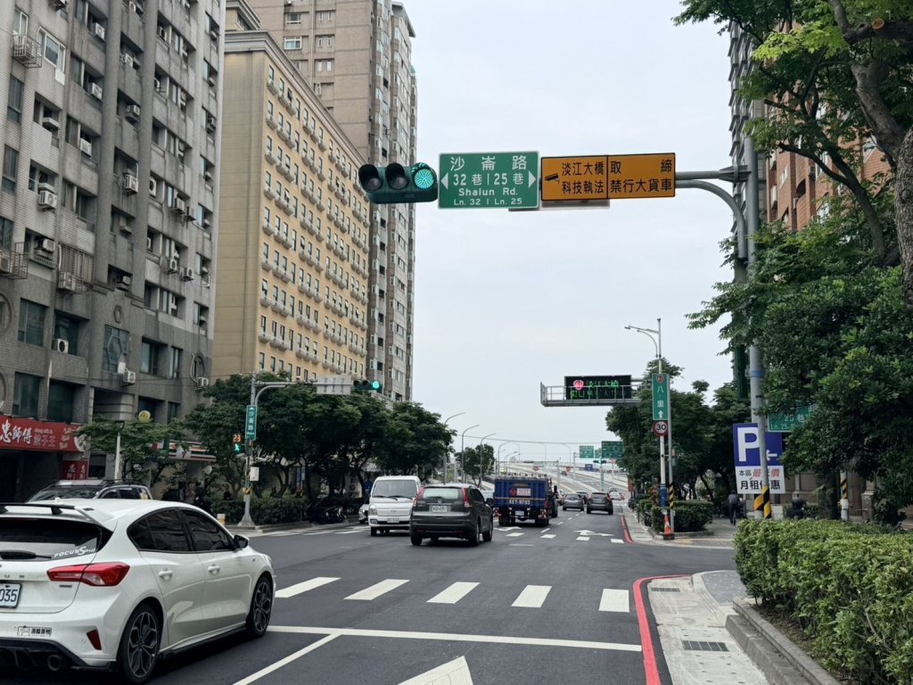 淡江大橋通車首日湧大量車潮　亂象頻傳警開15張罰單