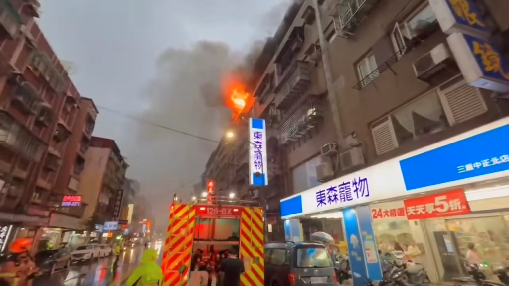 快訊／新北公寓火警！惡火濃煙狂竄　1警消搶救時「熱衰竭」送醫