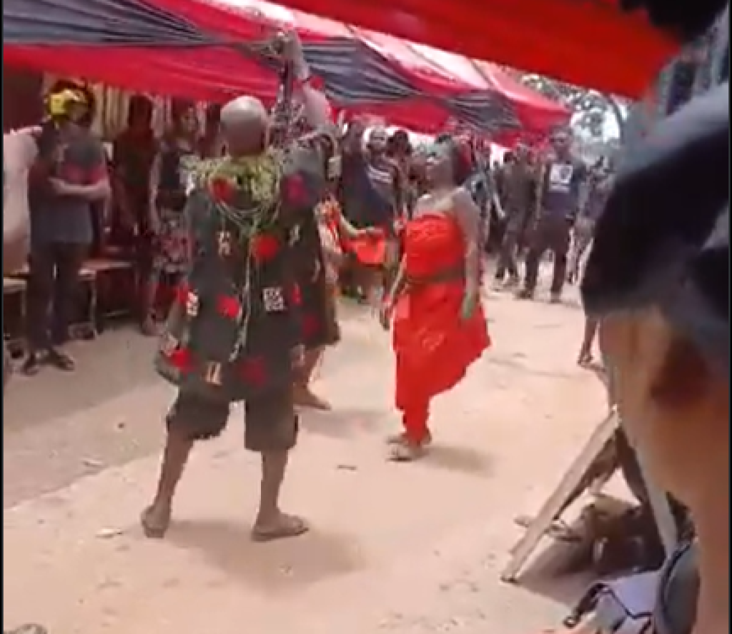 影／疑測自身巫力出事！迦納酋長葬禮上拿霰彈槍自轟意外亡　影片網路瘋傳
