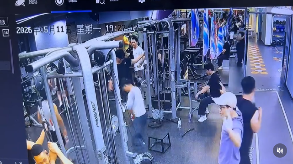 影／健身房慘劇！引體向上「用力過猛」高空重摔　撞凳翻一圈影片瘋傳