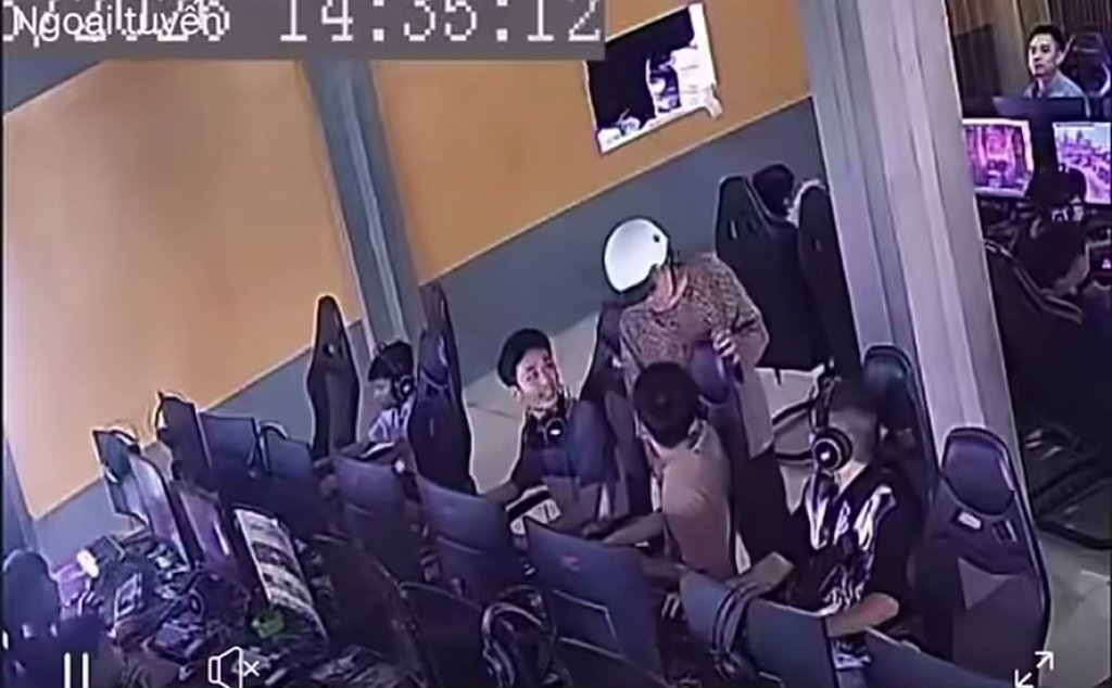 影／阿嬤衝進網咖抓孫子！對著螢幕前男子「狂捏耳朵打臉」　他轉頭說：妳認錯人了