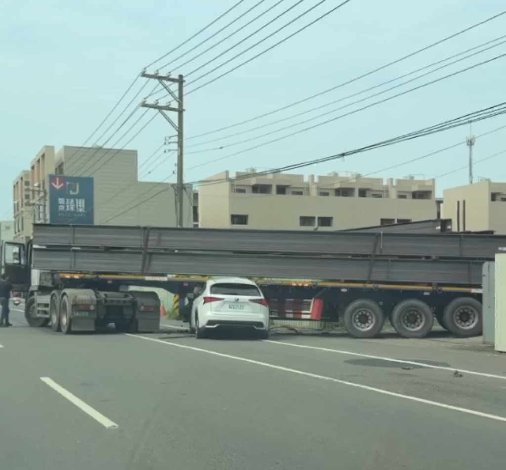 驚悚！高雄休旅車插進拖板車底　駕駛命危送醫