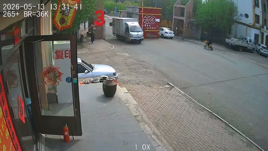 影／禍從天降！貨車撞斷限高桿掉落　路過女子慘遭砸中倒地不起