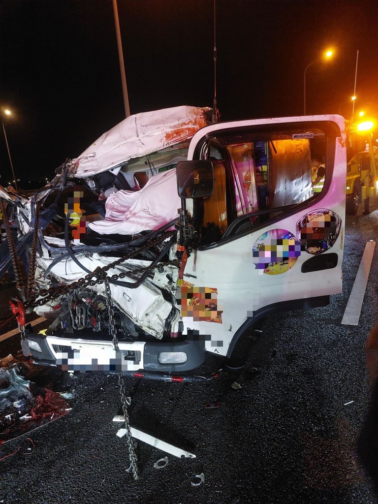 國道1號台南段深夜3車追撞　小貨車猛撞半聯結車釀1死