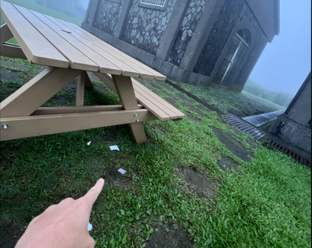 影／情侶擎天崗啪啪啪！網友5小時衝到現場朝聖　驚見遺留物「套套還不帶走」
