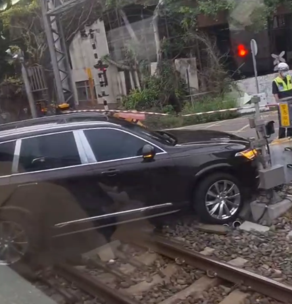 彰化花壇自小客車撞平交道護欄卡住！　單線通車1小時