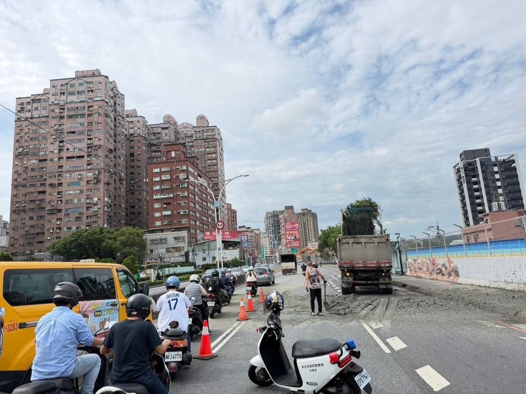 淡水砂石車載運土方滲落路面　10名員警在場疏導交通
