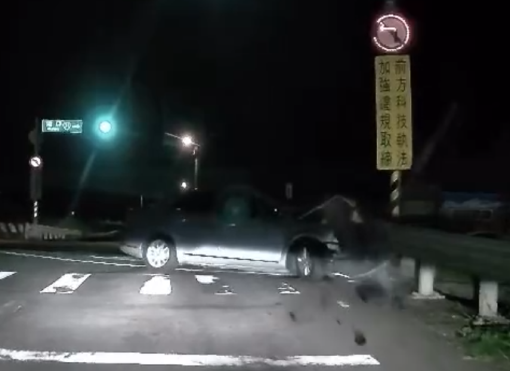 搶走地下匯兌現金逃逸遭警追捕自撞！　車內5人受傷送醫