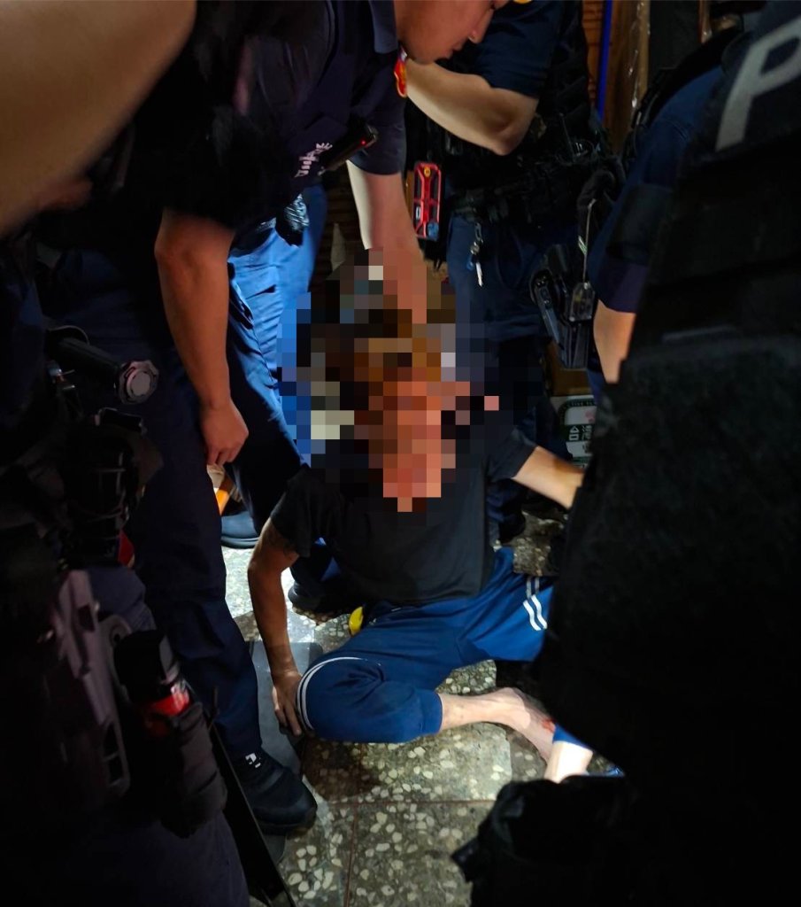  男子持刀屋外揮舞　新莊警消破門逮人