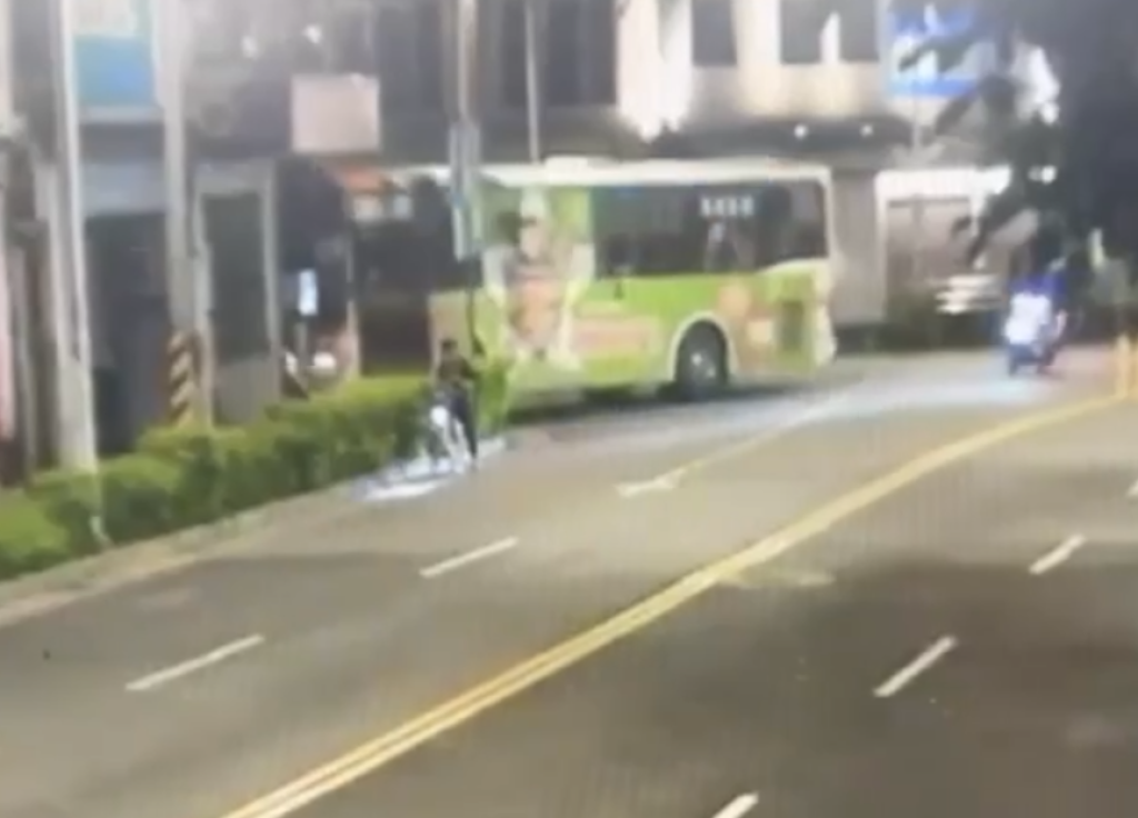 新北公車司機疑超時工作肇事！　開車12小時自撞騎樓釀兩傷