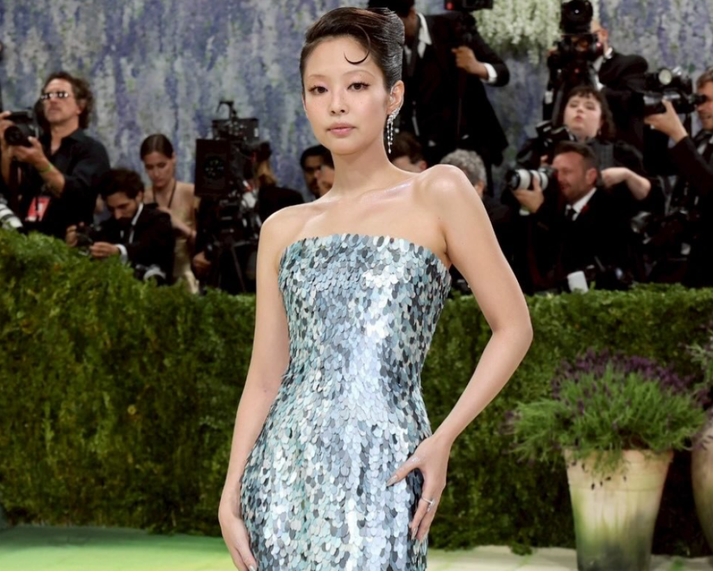 Jennie曬美照遭酸「鏡子忘修圖」　粉絲護航：她不需要