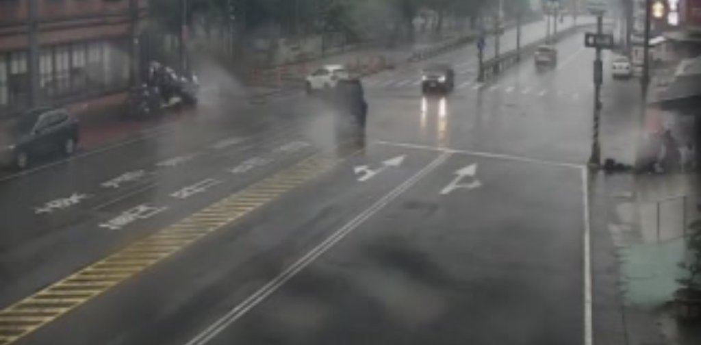 快訊／國家級警報響！大雷雨狂炸高屏　11地區慎防淹水落雷