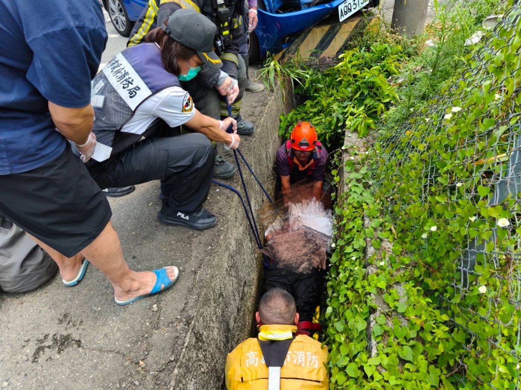 外送途中遭撞飛！高雄騎士墜排水溝受困　警消拉繩救人畫面曝
