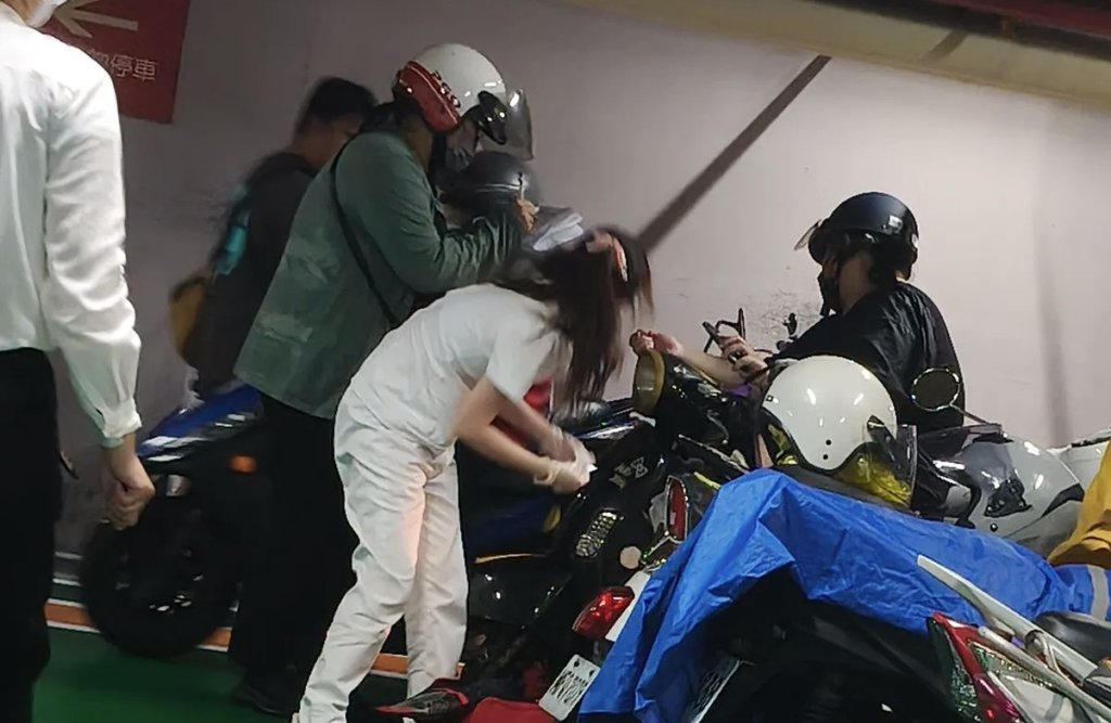 高雄百貨停車場出包？新設黃線遇雨打滑　多名騎士慘摔受傷