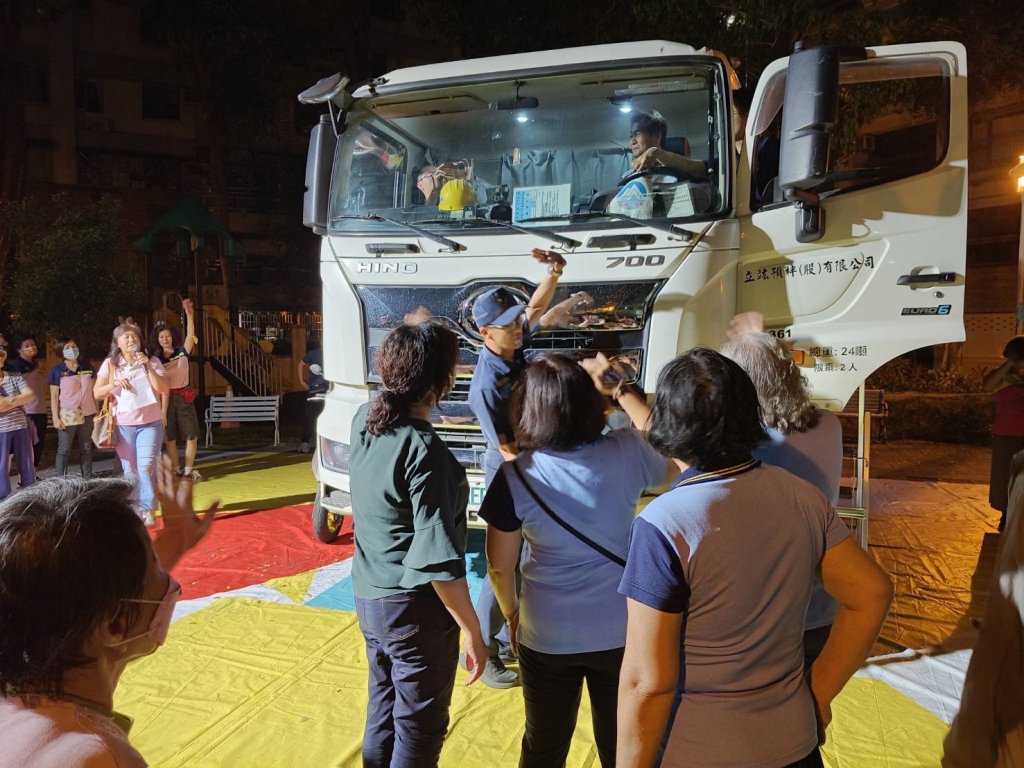 水泥車開進里民大會！民眾坐駕駛座嚇壞　驚喊「真的完全看不到」