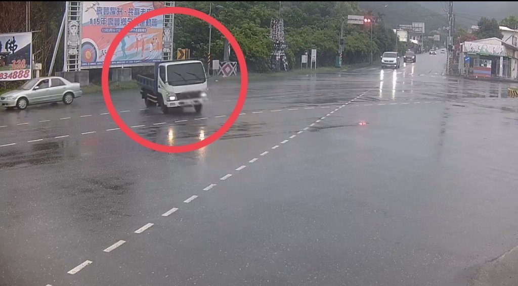 小貨車雨天打滑失控險撞車　吉安警提醒梅雨季行車減速慢行