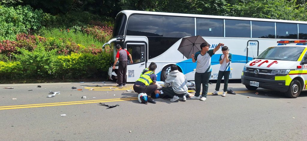 遊覽車埔里台14線突撞機車　18歲騎士疑跨雙黃線噴飛送醫