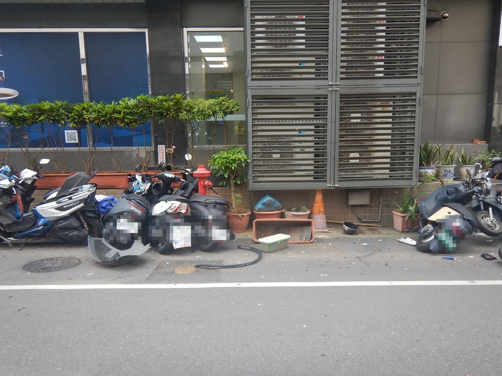 台中女駕駛疑恍神逆向　連撞9機車與垃圾子母車幸無人傷
