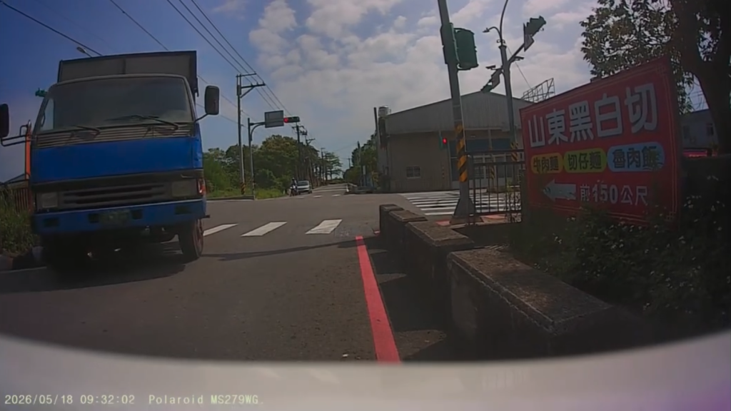 桃園大貨車突右轉撞機車！女騎士慘摔車底「頭貼輪邊」驚險逃死